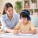 Guru privat membantu anak berkebutuhan khusus belajar menulis di rumah dengan suasana ruang tamu yang nyaman dan tenang.