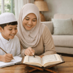 Ibu berhijab mengajar anak secara privat 1 on 1 membaca Al-Qur’an di ruang tamu rumah yang nyaman.